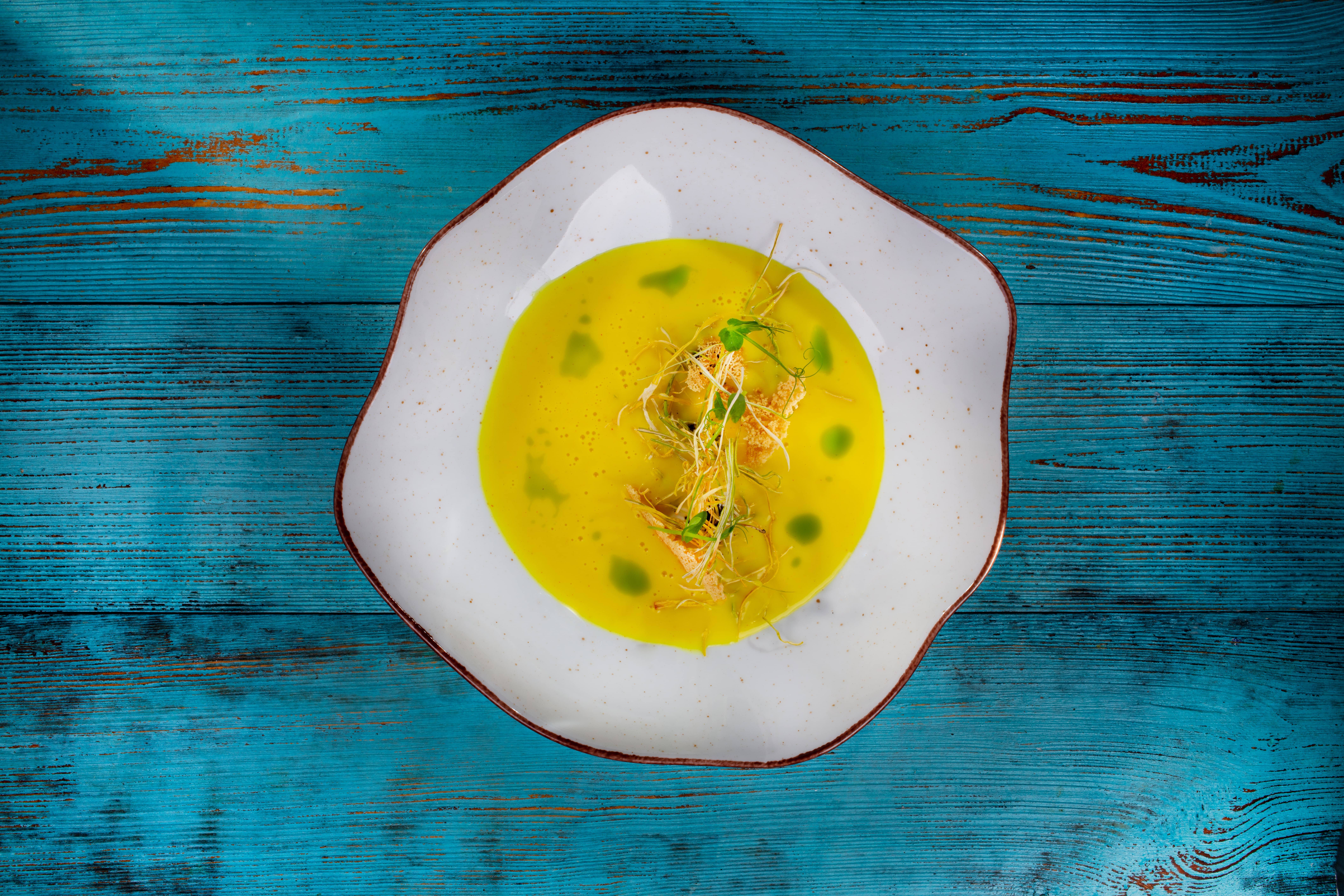 recipe image Sýrová polévka s pórkovým senem, petrželovým olejem a krutony