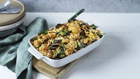 recipe image Kålrabi-fad med rosiner & sprødt mandellåg
