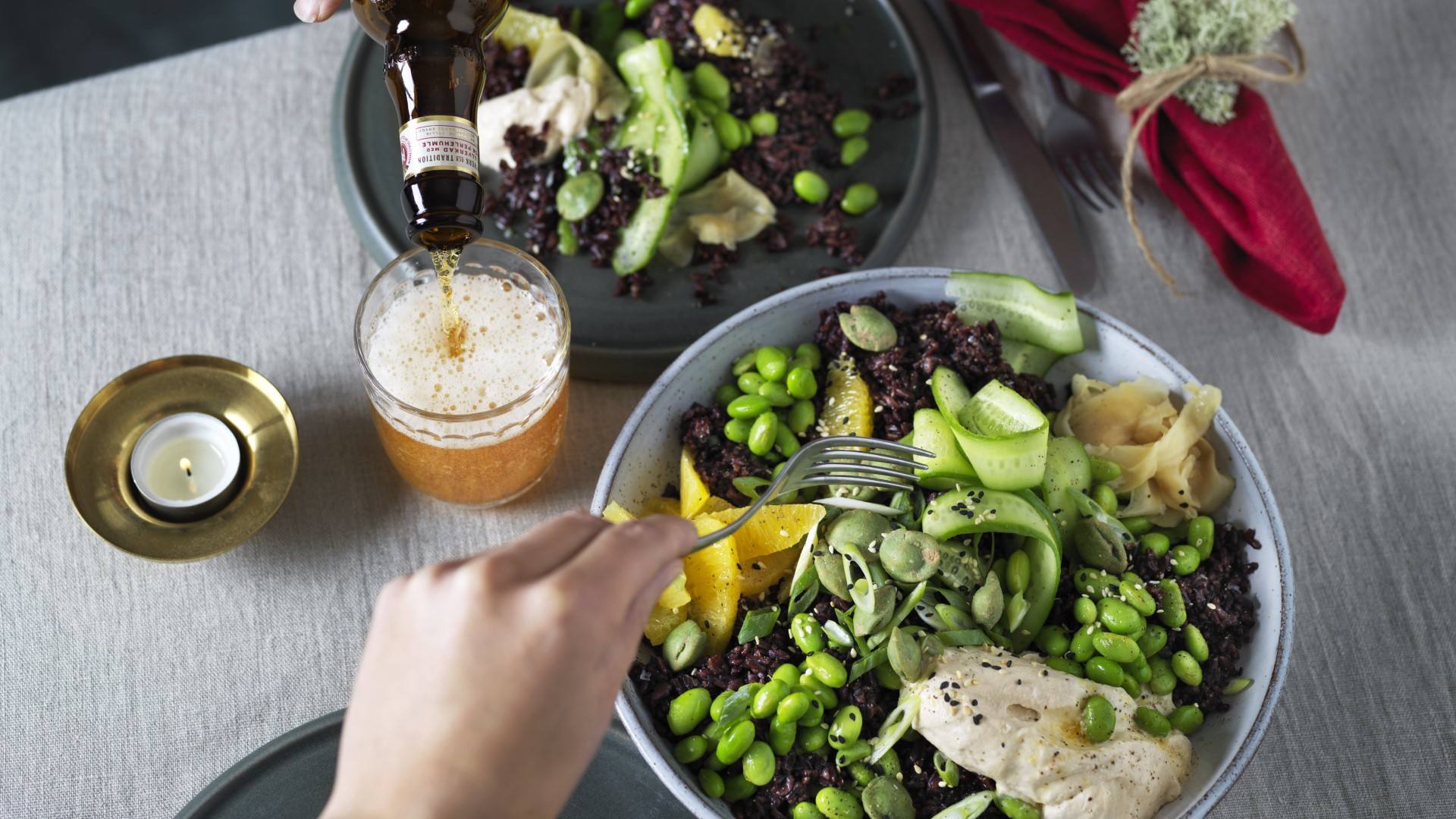 recipe image Appelsinsalat med sorte ris & chiliskum