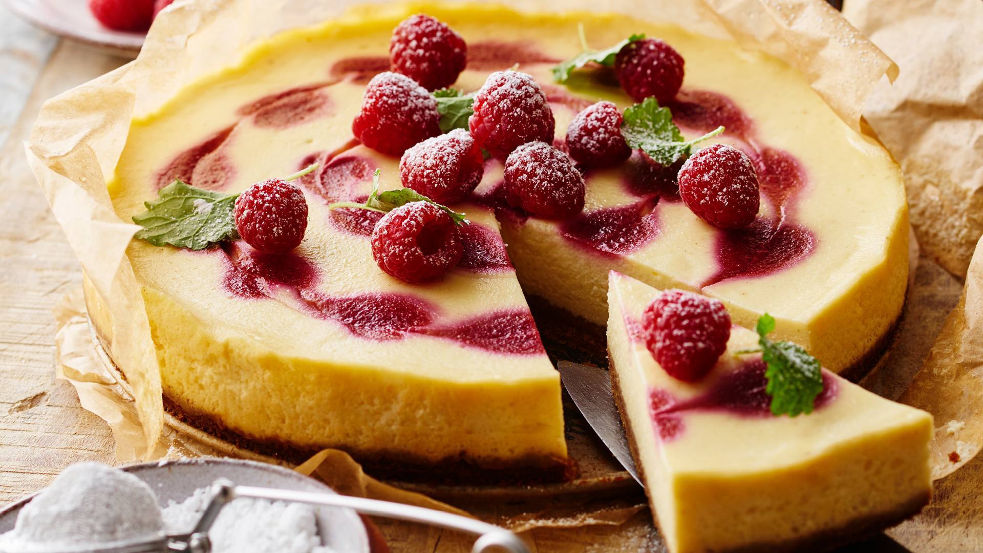 recipe image Bagt cheesecake med hindbær og hvid chokolade