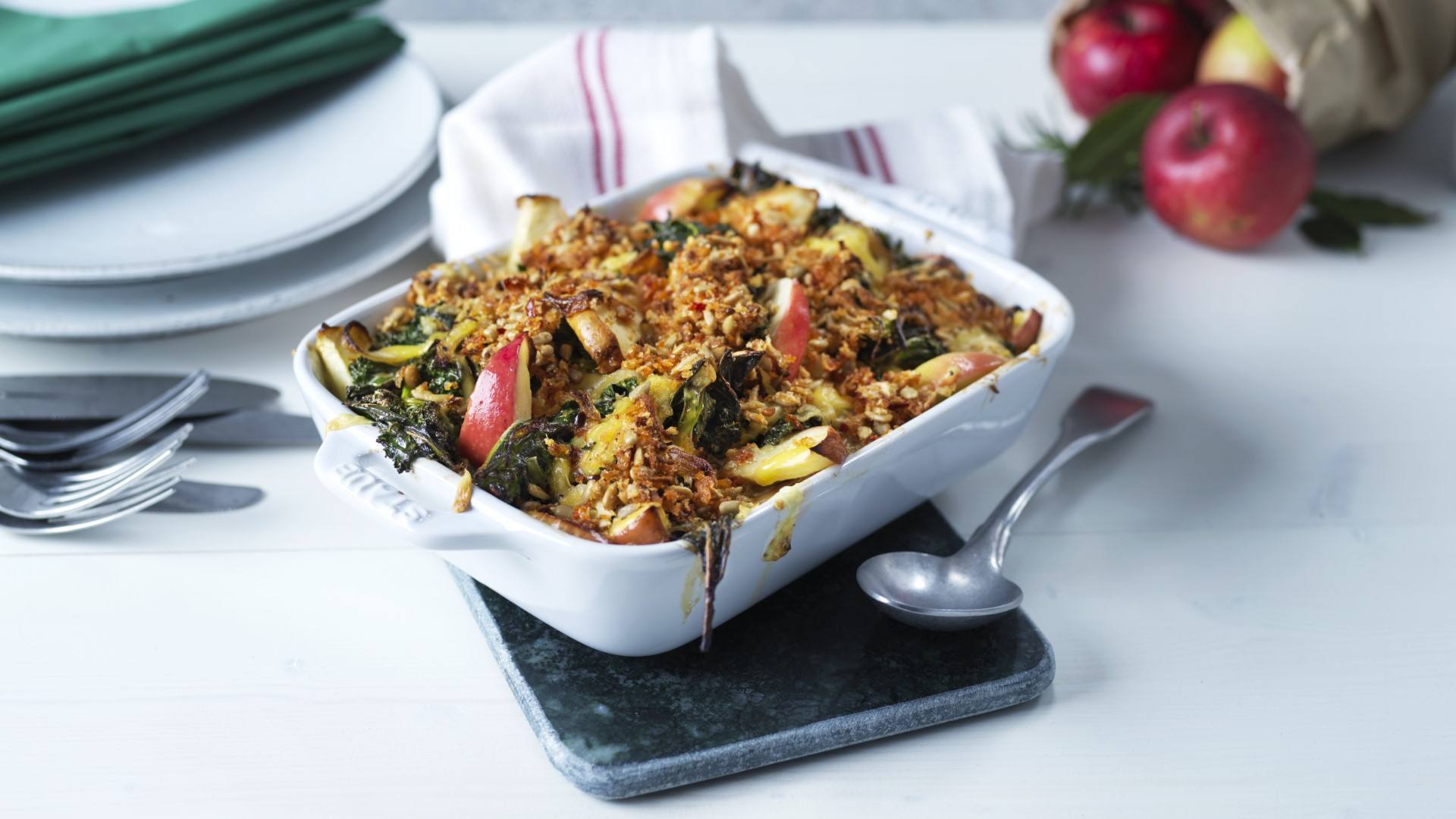 recipe image Grønkål- og æblegratin med panko & chilicrisp