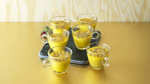 recipe image Safranpannacotta med passionsfrugt