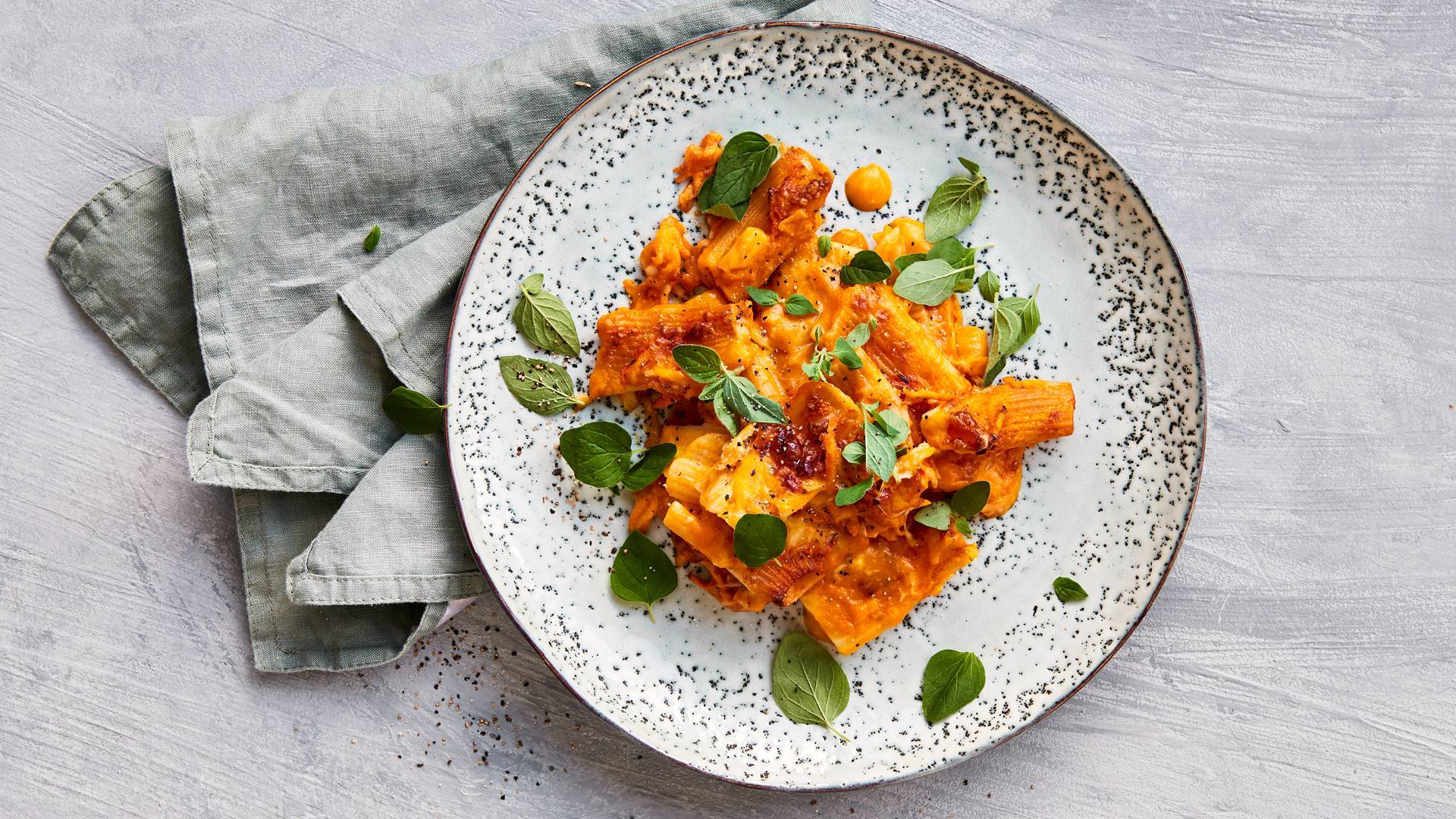 recipe image Nordisk ovnbagt pasta med rodfrugter