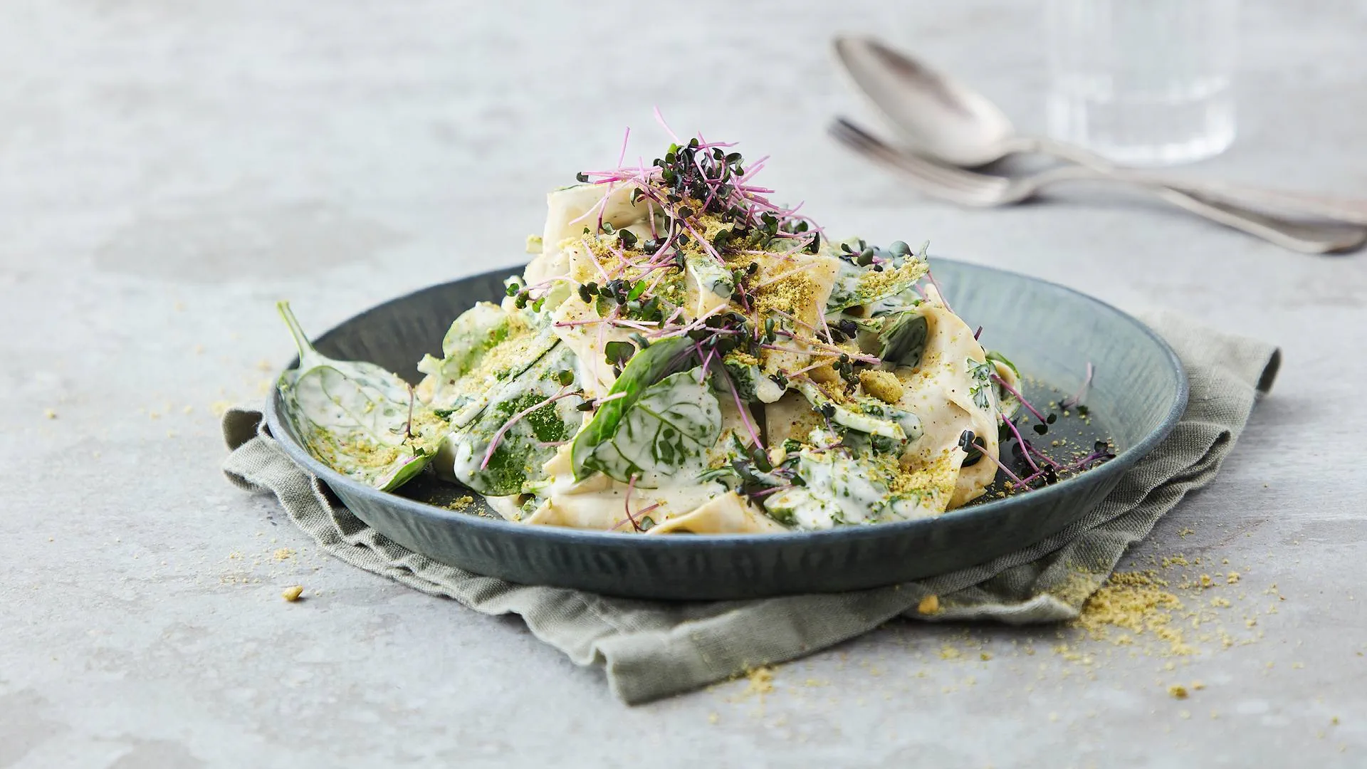 recipe image Cremet pasta med spinat og citron