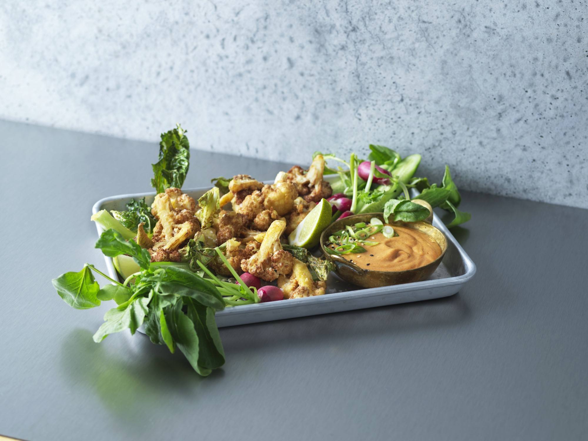 recipe image Friterede blomkålsbuketter & koreansk dip