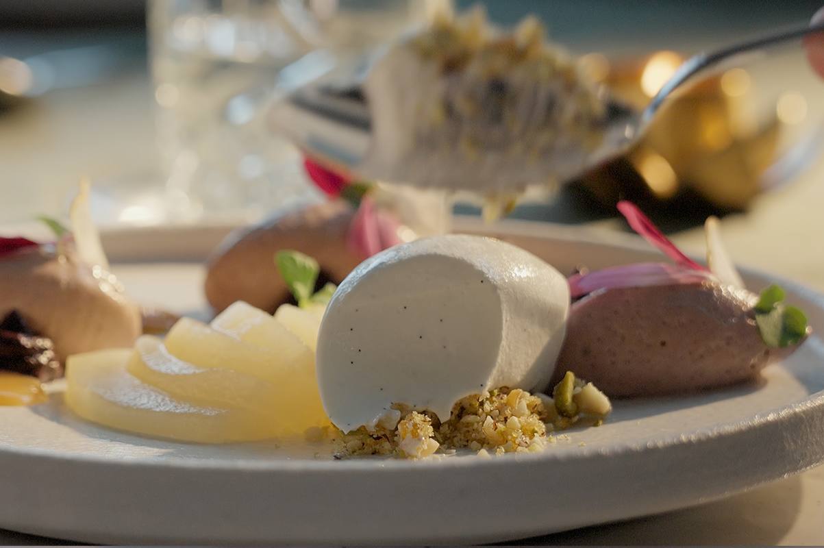 recipe image Pocheret Pære med Acai Mousse Opskrift