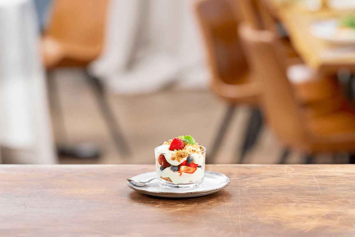 recipe image Ch*esecakecreme med bær og havrecrunch