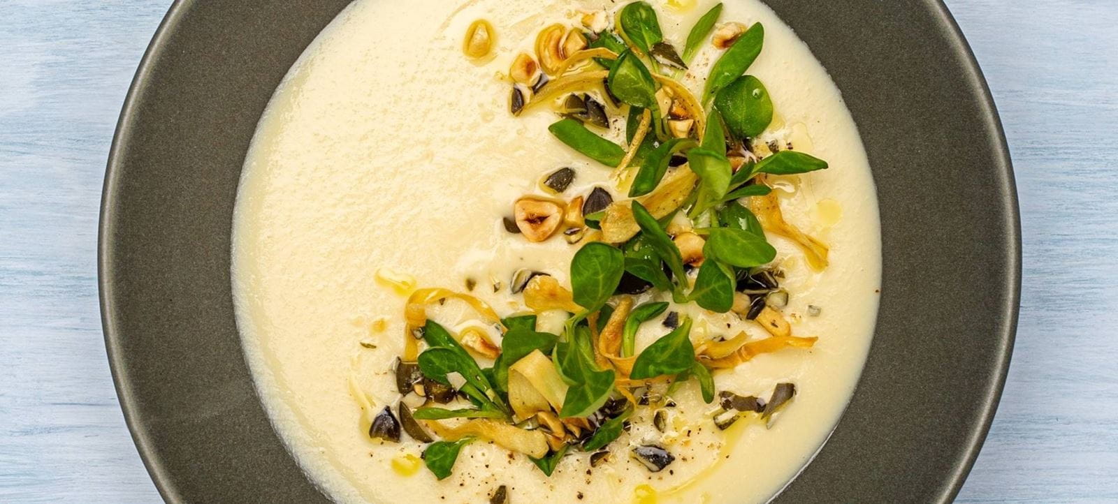 recipe image Pastinakensuppe mit Nuss-Salat