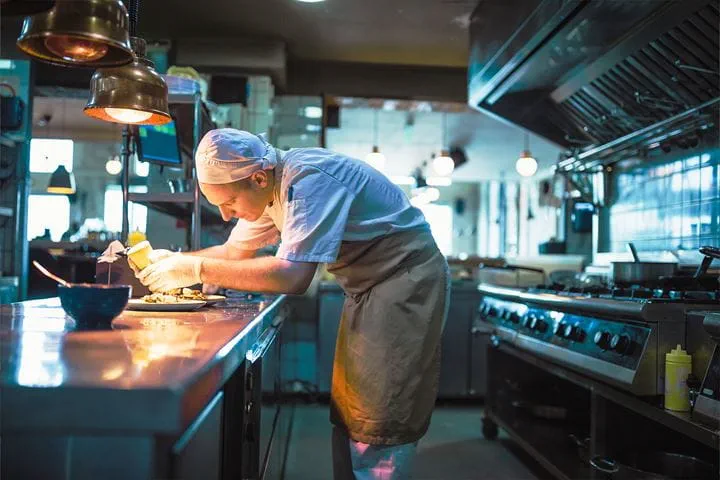 Küchenchef bei der Zubereitung eines Gerichts