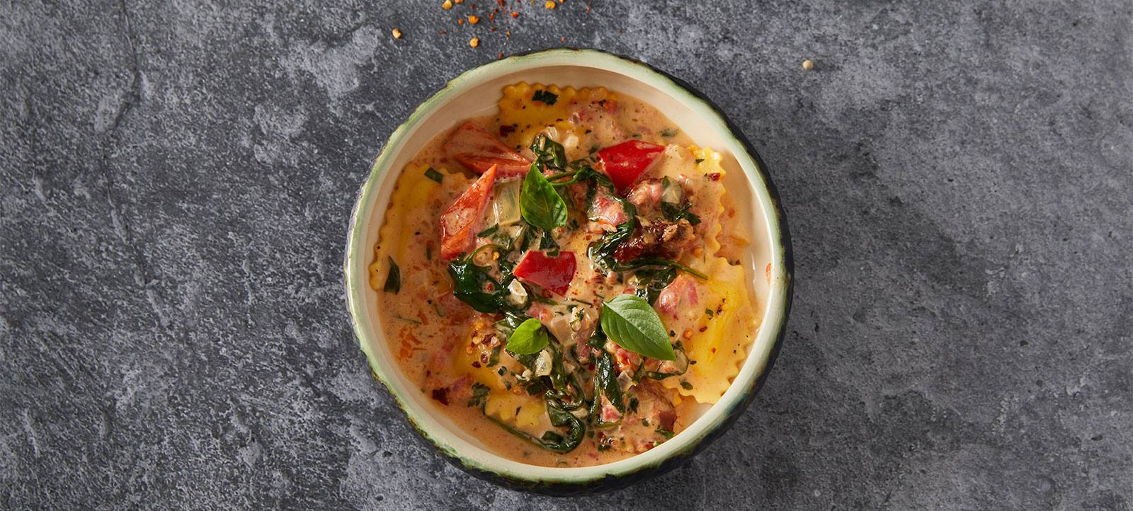 recipe image Ravioli με γέμιση τυριών σε κρεμώδη σάλτσα ντομάτας