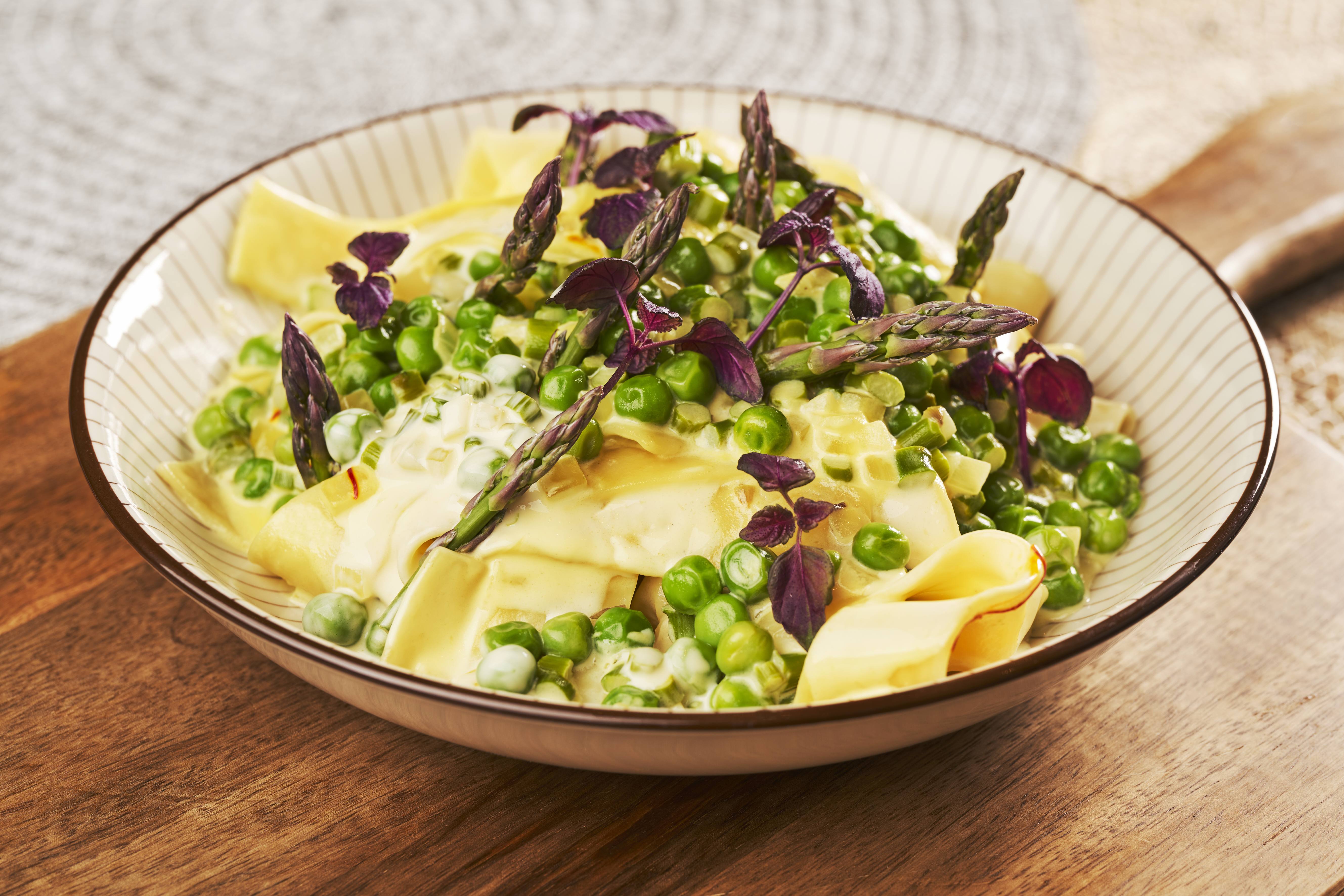 recipe image Pappardelle con espárragos, guisantes y crema de azafrán.