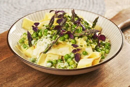 recipe image Pappardelle con espárragos, guisantes y crema de azafrán.