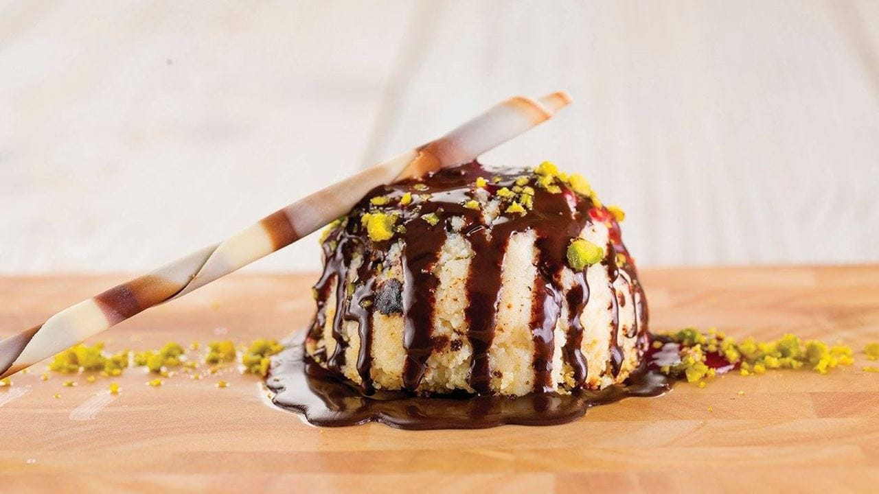 recipe image Cheesecake con pistachos y salsa de chocolate