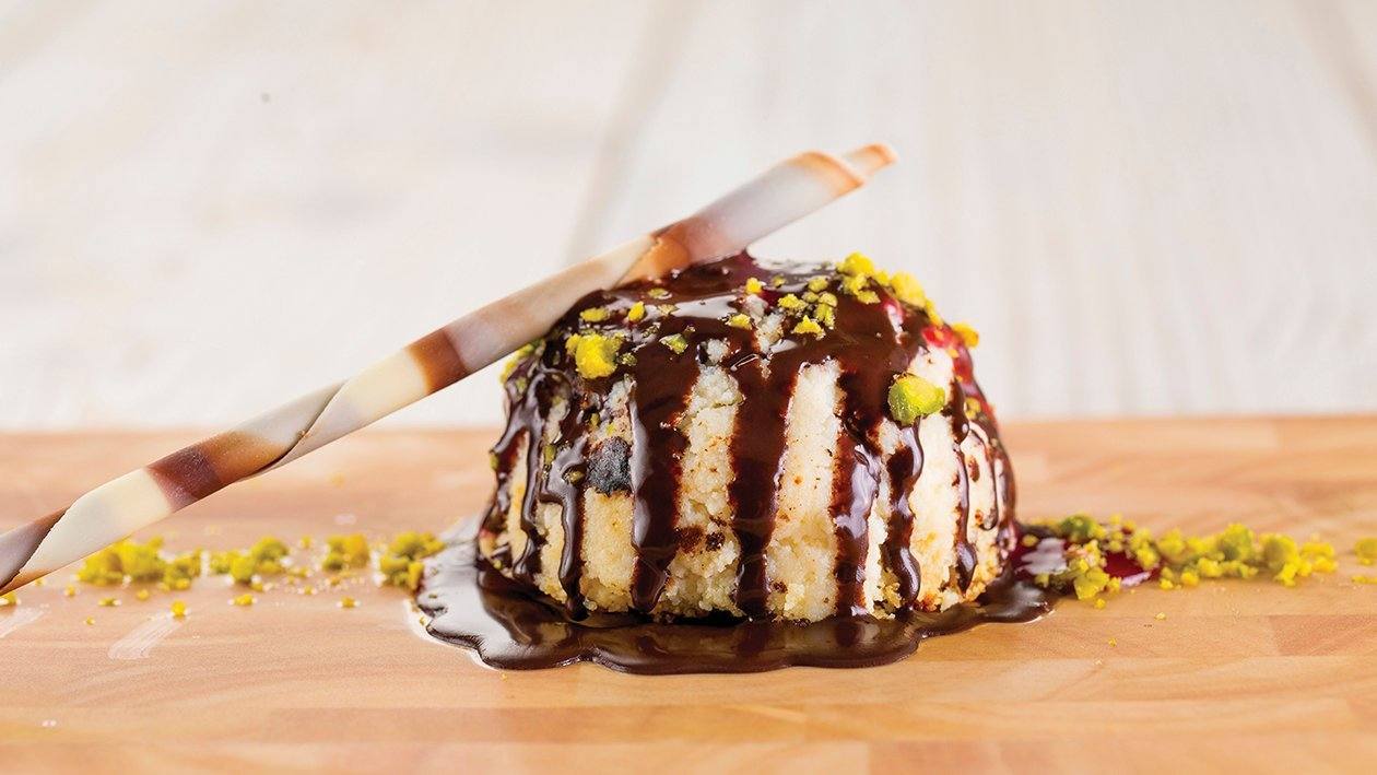 recipe image Cheesecake con pistachos y salsa de chocolate