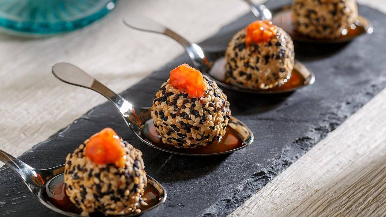 recipe image Bombón de queso crema Rama con naranja, sésamo y caviar de tomate