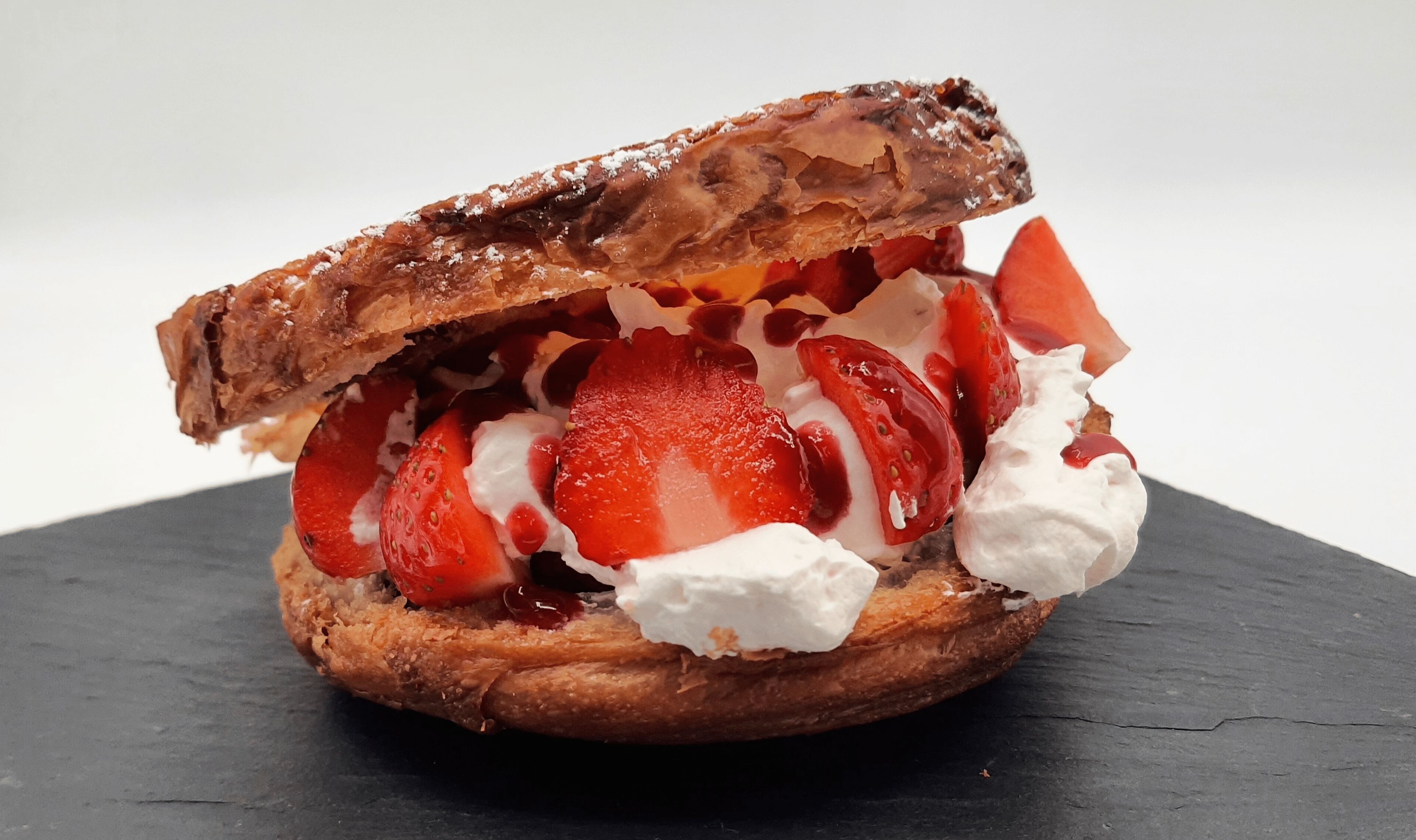 recipe image Kouign Amann con fresas, Krona Original y azahar
