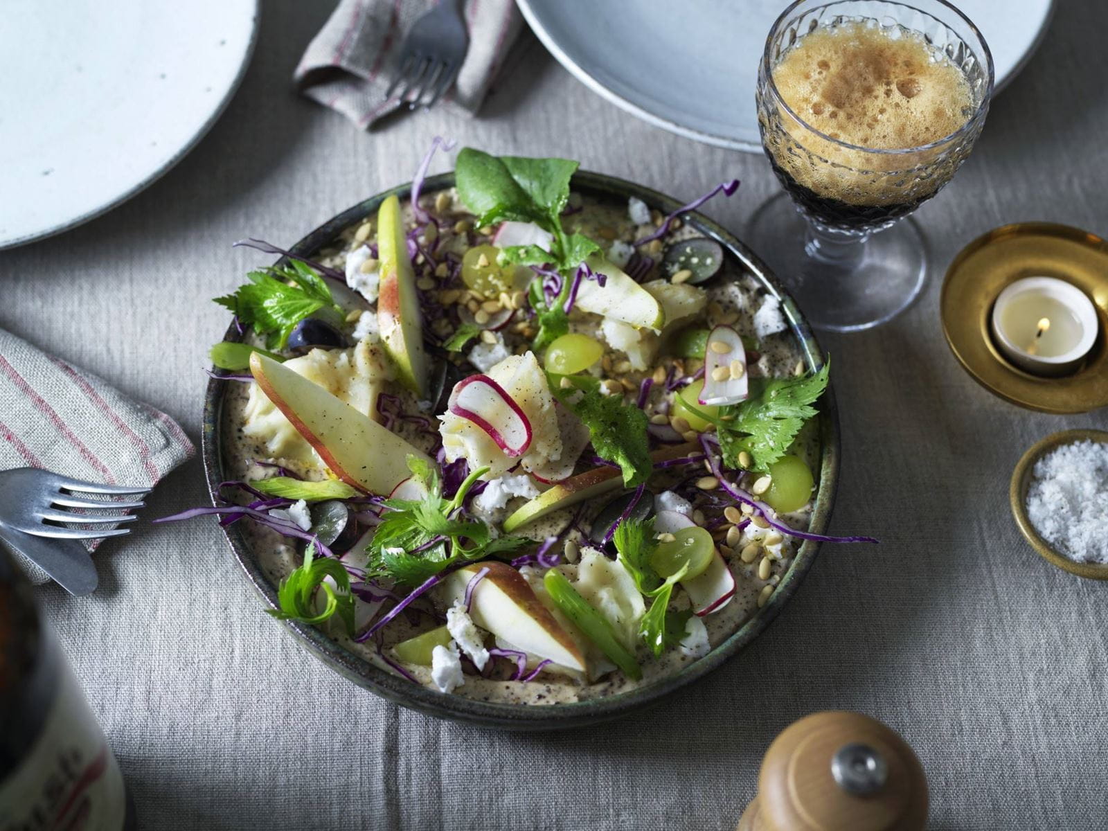 recipe image Mukulasellerisalaatti sinappilevitteen kera