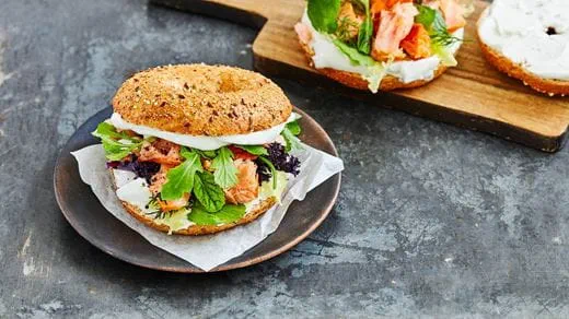 recipe image Crème Bonjourilla ja lämminsavulohella täytetty bagel