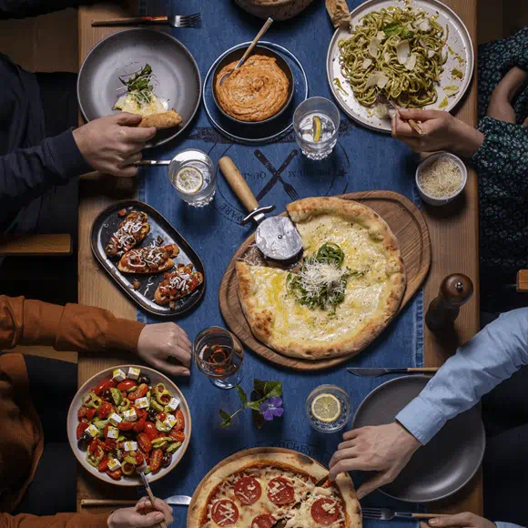 ruoka, pizza, salaatti, ravintolakäynti