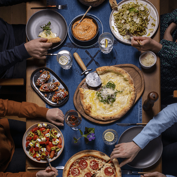 ruoka, pizza, salaatti, ravintolakäynti