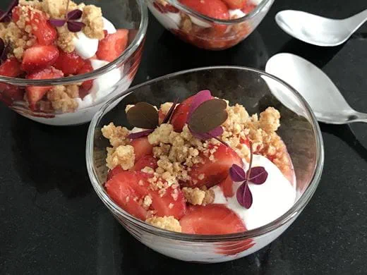 recipe image Juusto(ton)kakku marjoilla ja kauramurulla