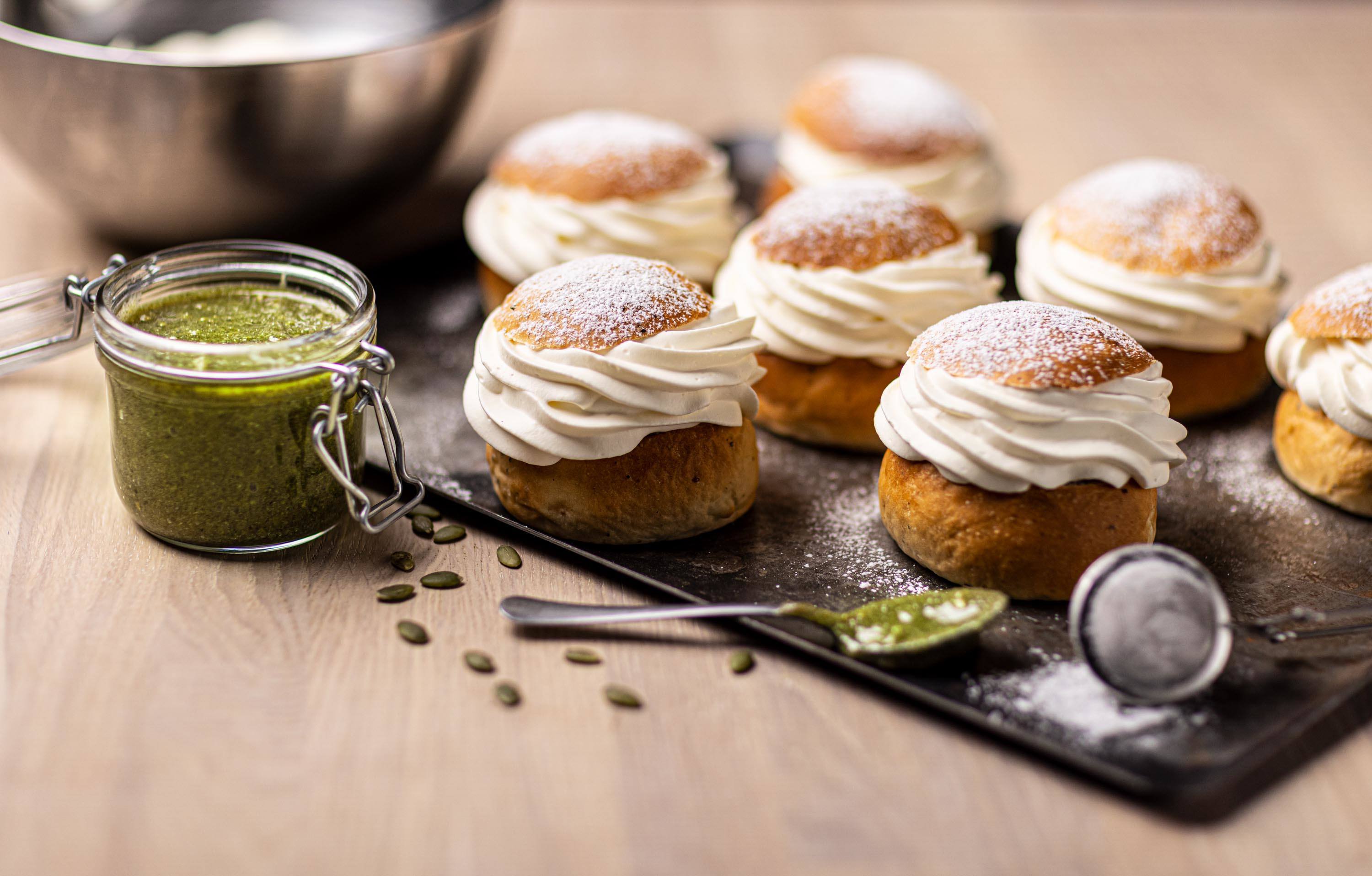 recipe image Kasvipohjainen laskiaispulla kurpitsansiementäytteellä