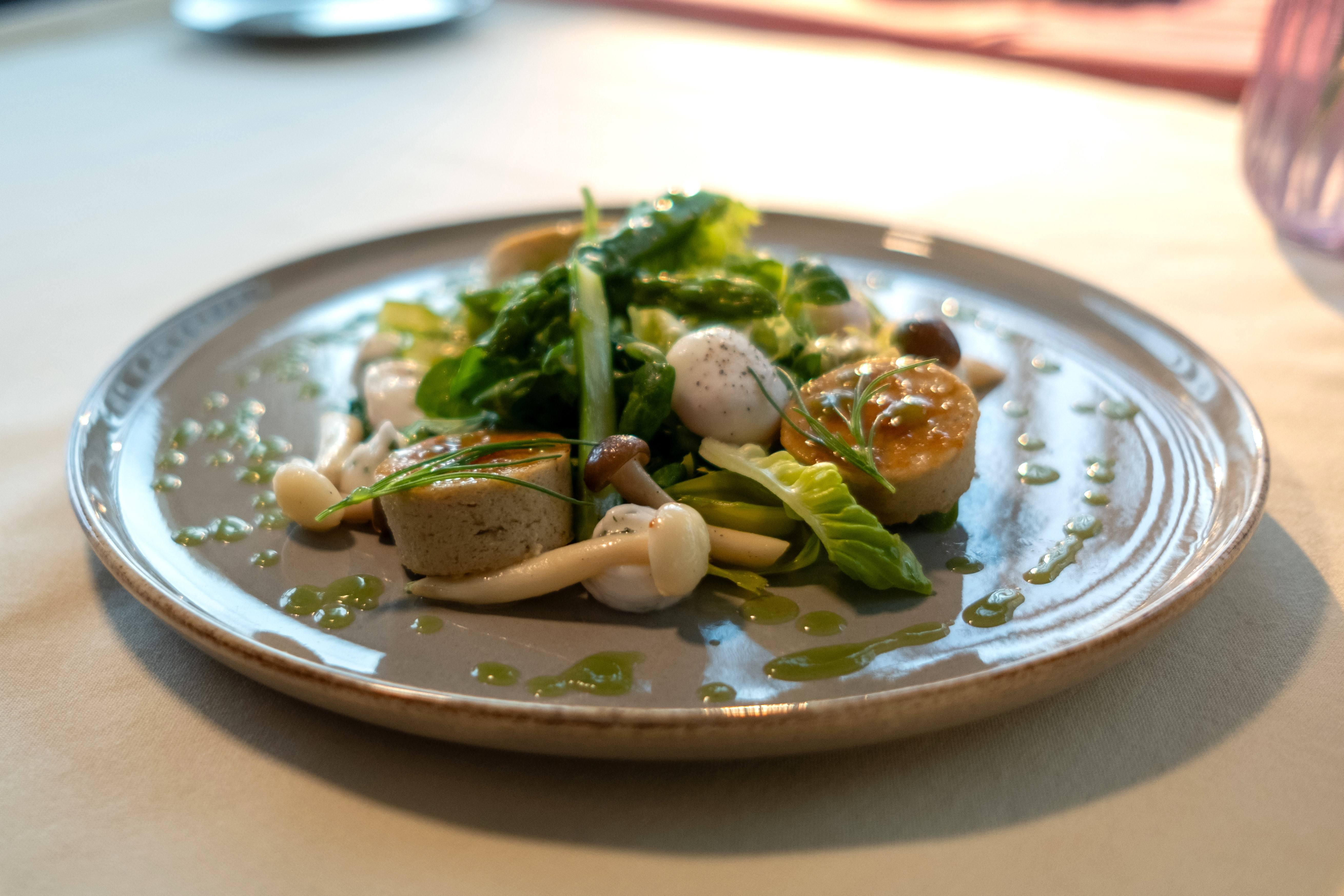 recipe image Erilainen kevätsalaatti
