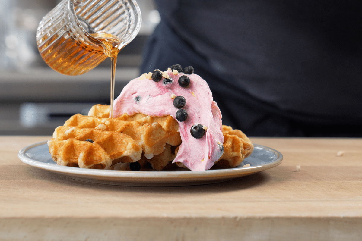 recipe image Vohvelit kermaisen mustikkavaahdon ja vaahterasiirapin kera