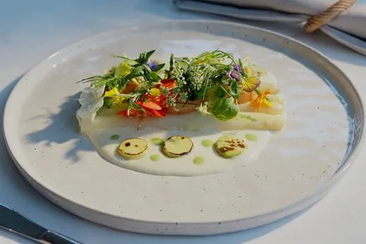 recipe image Valkoista parsaa pehmeän kastikkeen, avokadon ja perunan kera