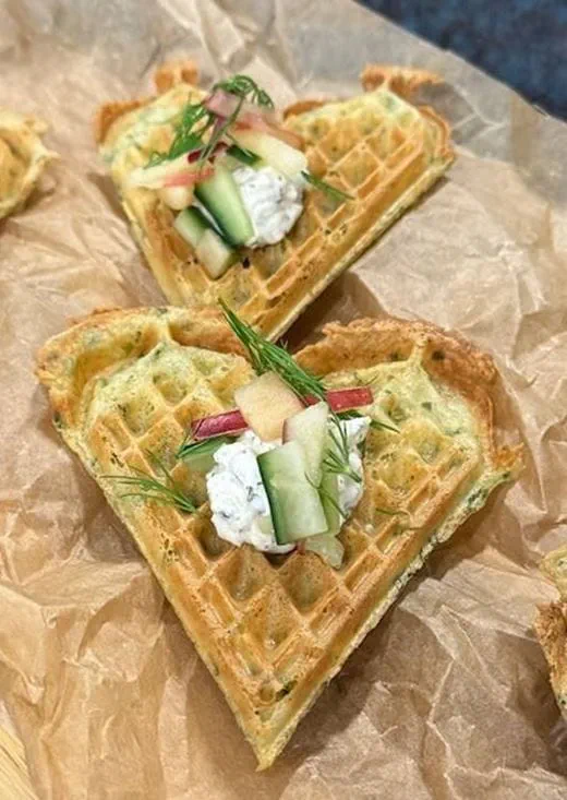 recipe image PIPARJUURITAHNA OMENALLA JA KURKULLA