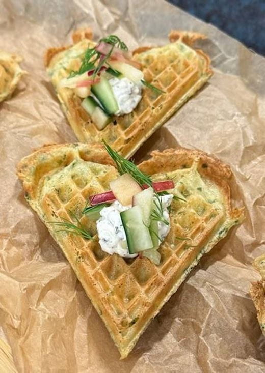 recipe image PIPARJUURITAHNA OMENALLA JA KURKULLA