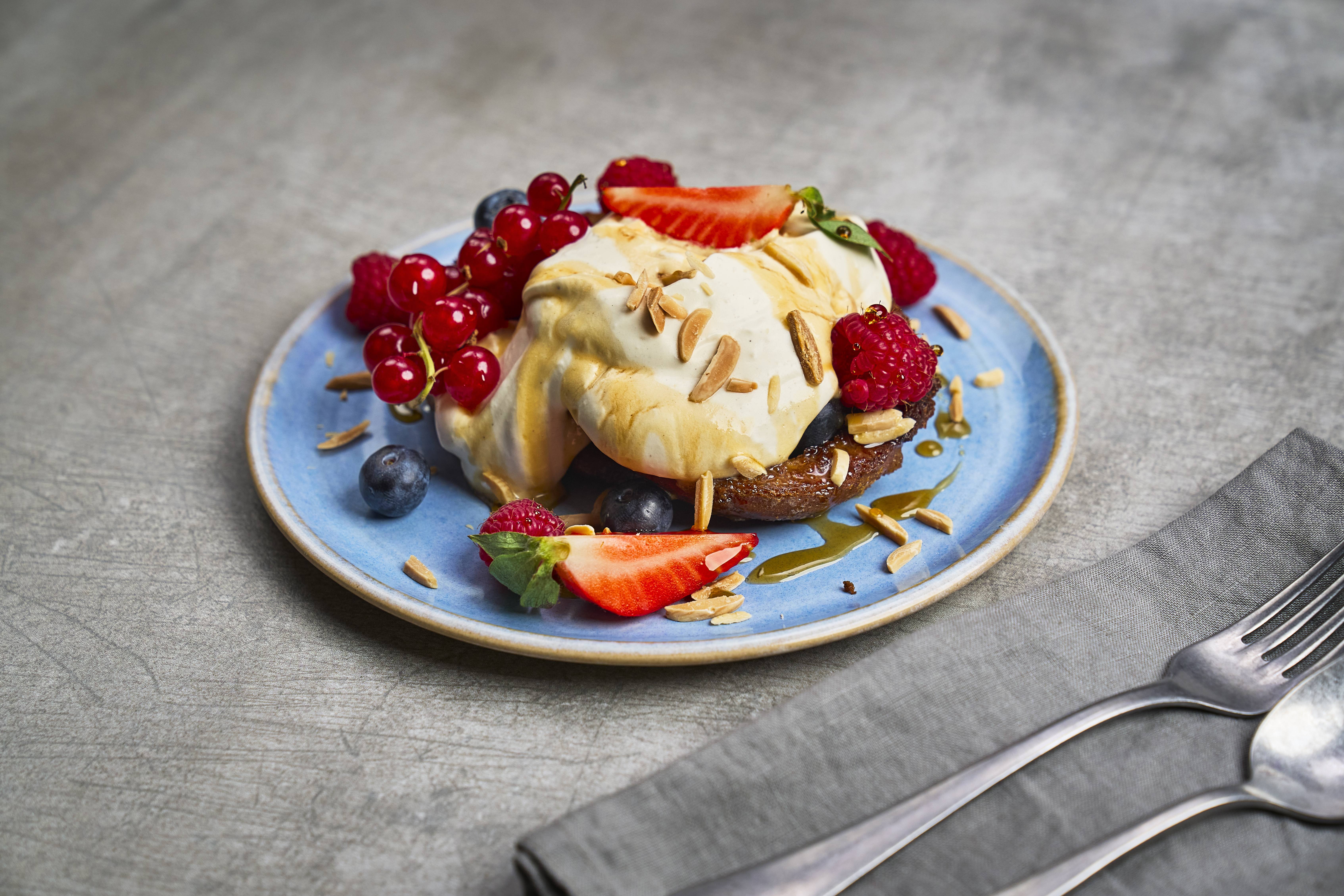 recipe image Ylelliset köyhät ritarit vaahterasiirappivaahdolla