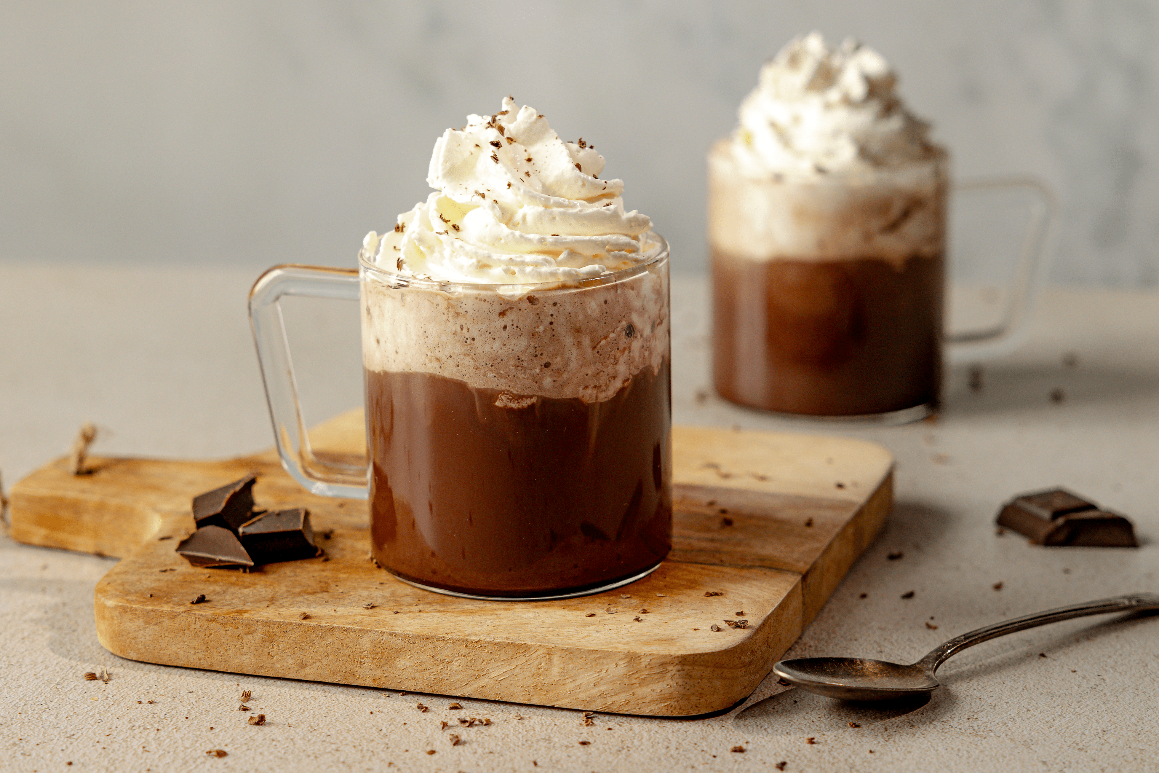 recipe image Lämmin kaneli-chaikaakao kermavaahdolla ja suklaalastuilla