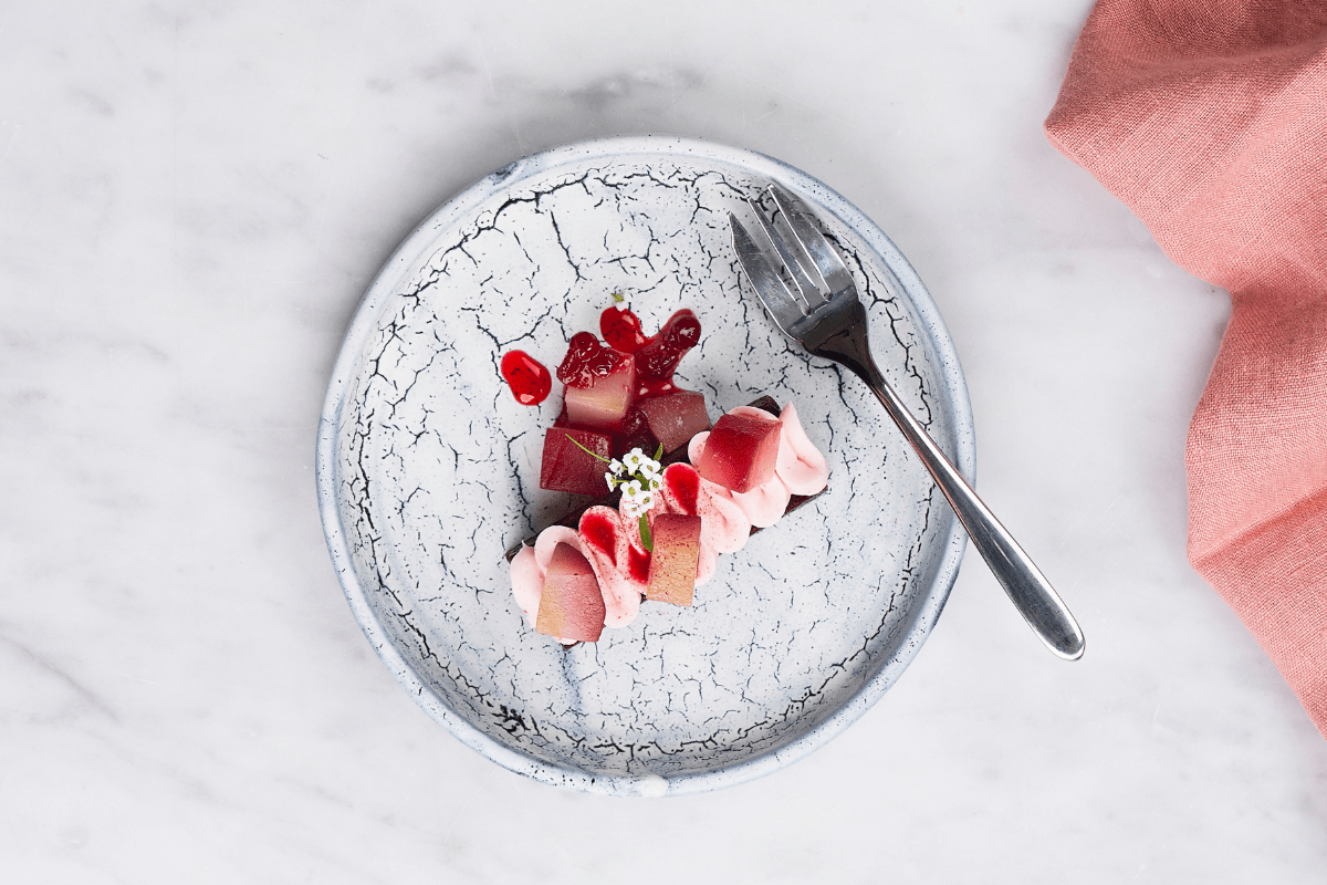recipe image Puolukkajuustokakku maustekakun ja haudutettujen päärynöiden kera