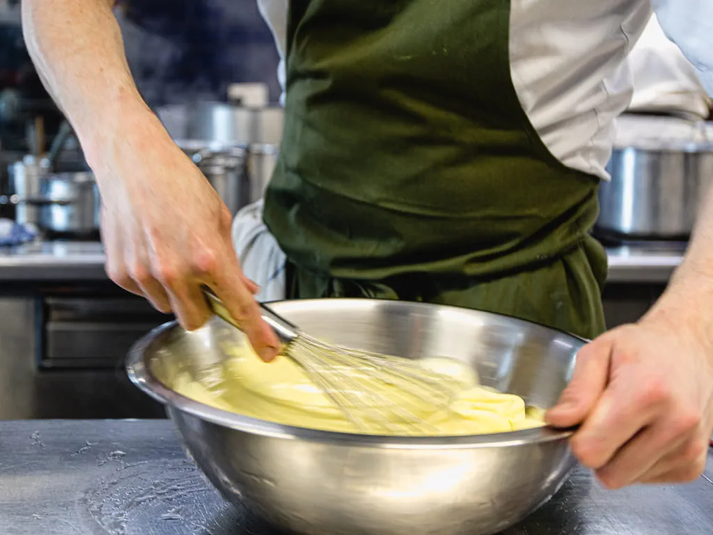 Kokki, vaahotus, vatkaus, kastike, hollandaise, bearnaise, aromiöljy, keittiö