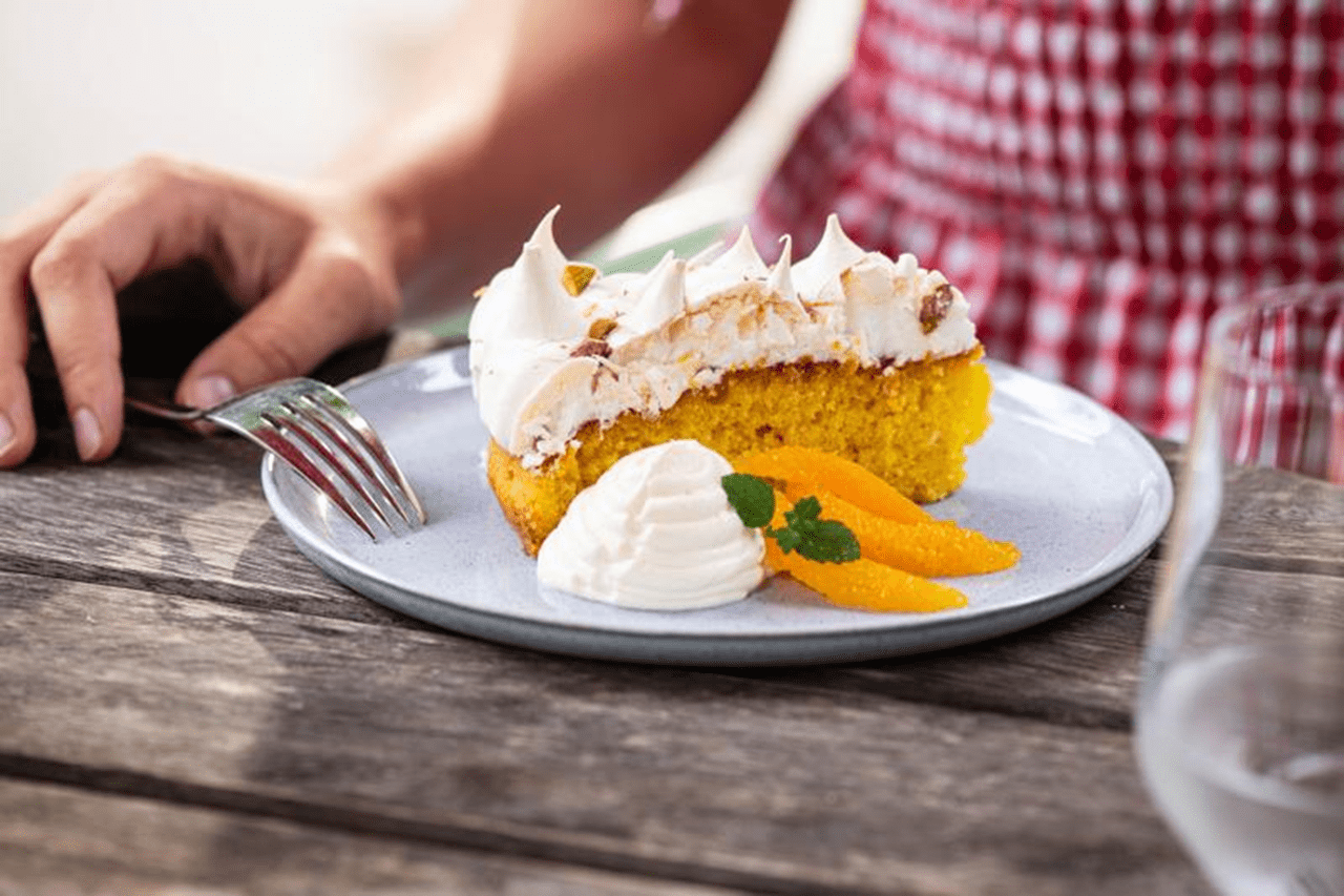 recipe image gateau-au-safran-avec-meringue-a-la-pistache-et-creme-a-l-orange