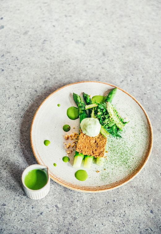 recipe image Asperges vertes en croûte de noisettes et herbes potagères