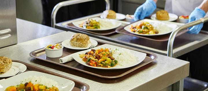 Tálcák elkészült ételekkel az étterem konyhájában