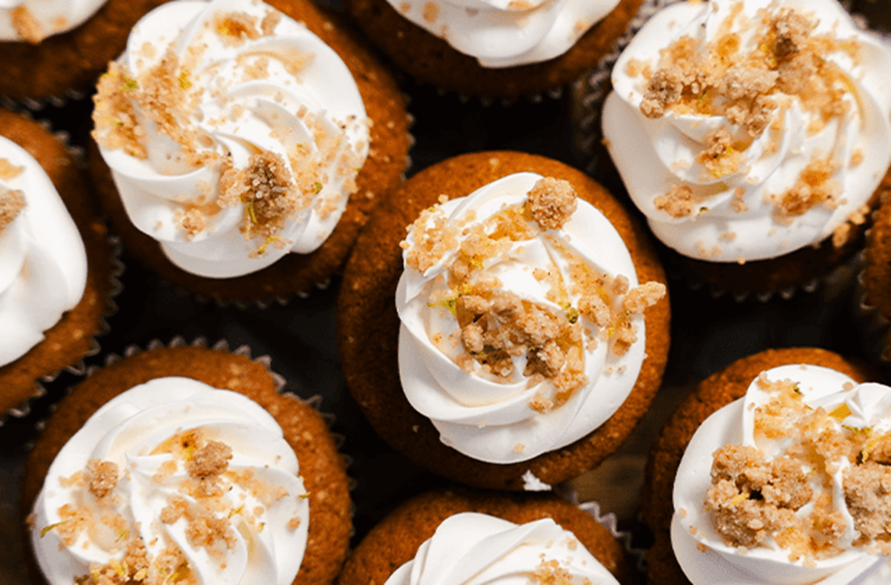 patiekalas iš burokėlių, burokėliai, daržovės, grietinėlė, skrudinti anakardžio riešutai