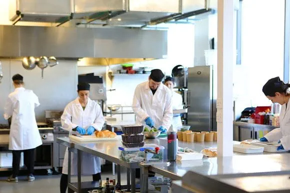 virtuve, ražošana, ēdiens, darbinieki. 