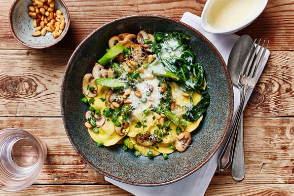 ciedru rieksti, augu valsts ēdiens, pasta, šampinjoni, krējums