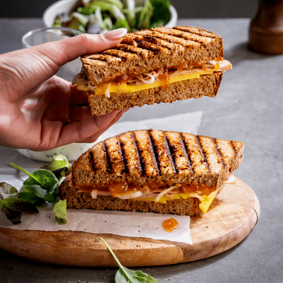 recipe image Vegan BBQ Croque met gemengde salade en verse kruidendressing