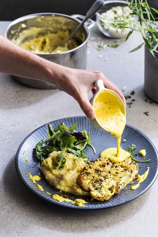 recipe image Geroosterde Bloemkoolsteak met Puree en Spicy Bearnaisesaus