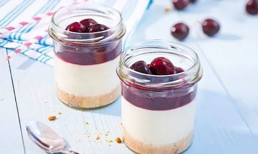 recipe image Panna cotta met vanille en coulis van kers