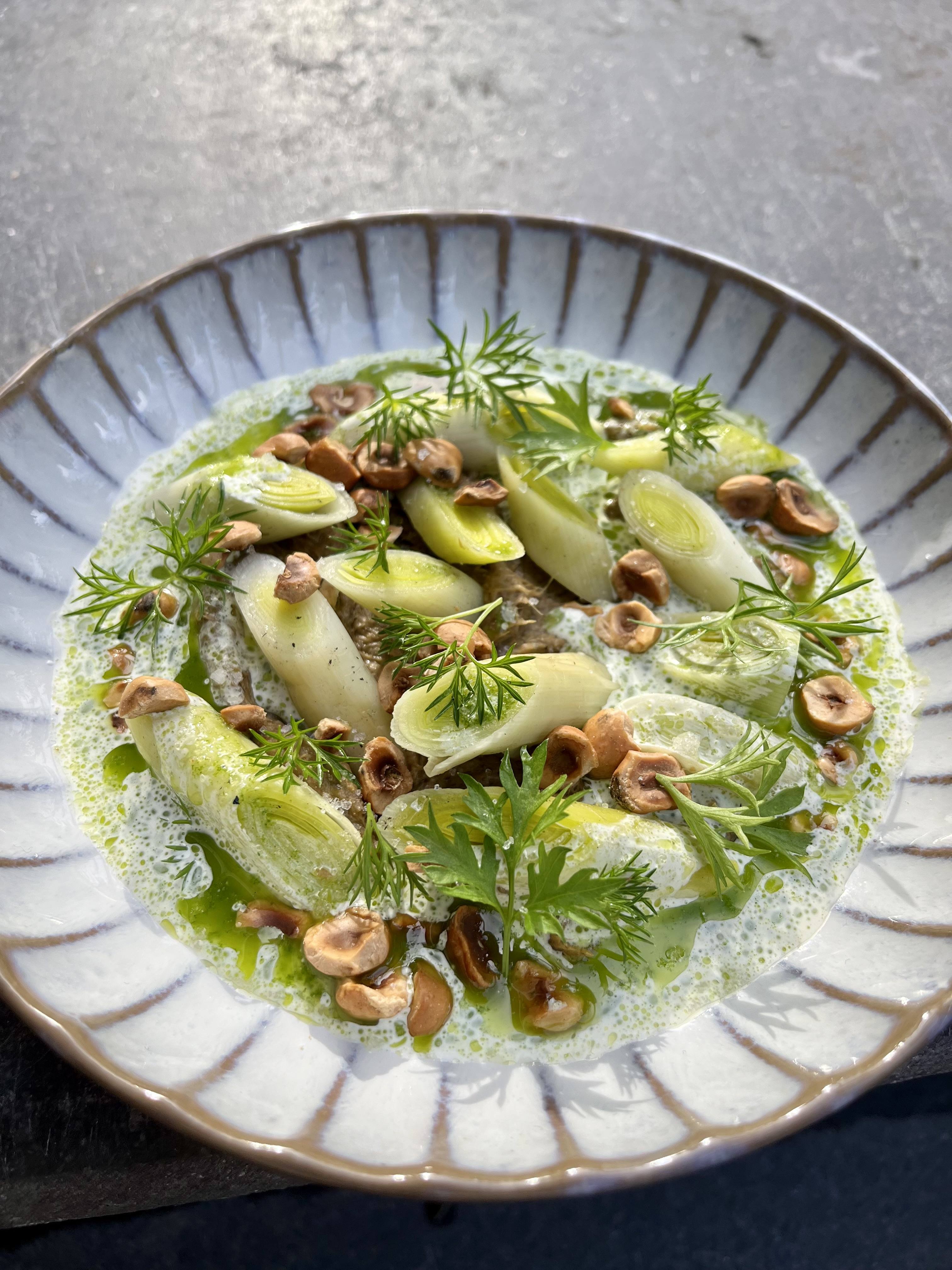 recipe image Prei van de barbecue met dragon en hazelnoten