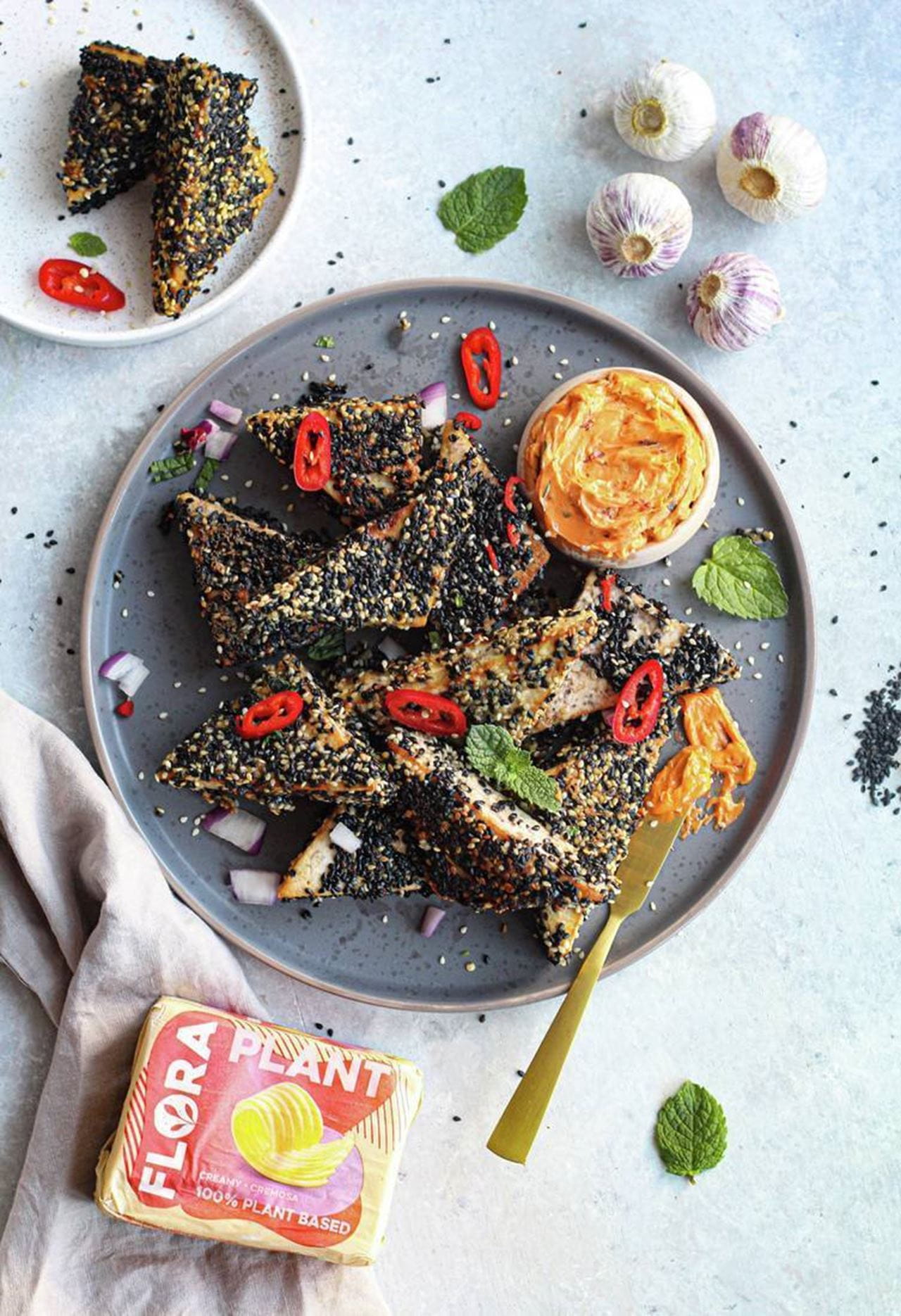 recipe image Tofu met een krokant sesamlaagje en gerookte paprikadip