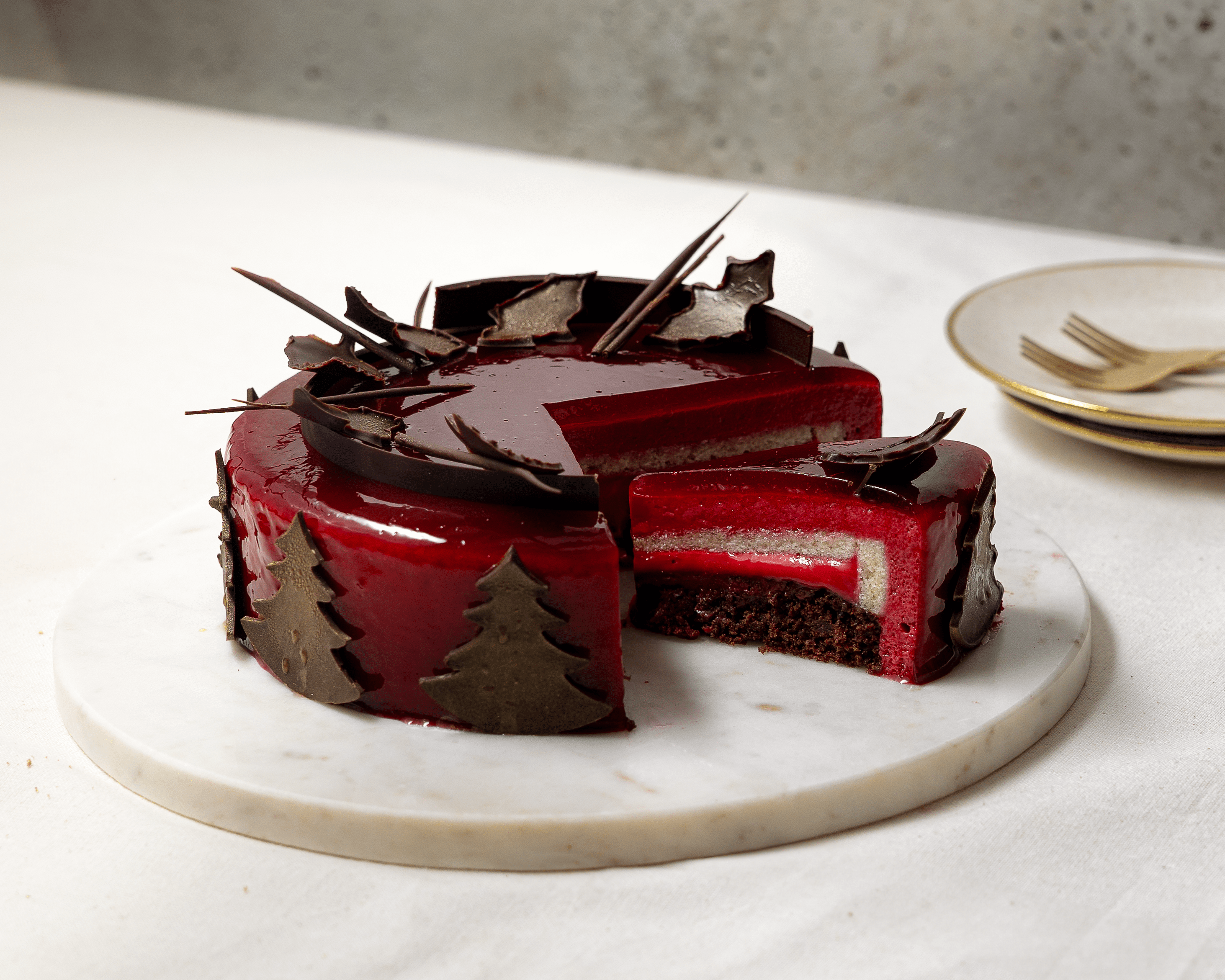 recipe image Taart van kersenmousse met yoghurt-olijfoliebiscuit en brownie