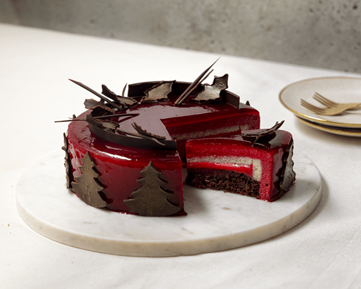 recipe image Taart van kersenmousse met yoghurt-olijfoliebiscuit en brownie