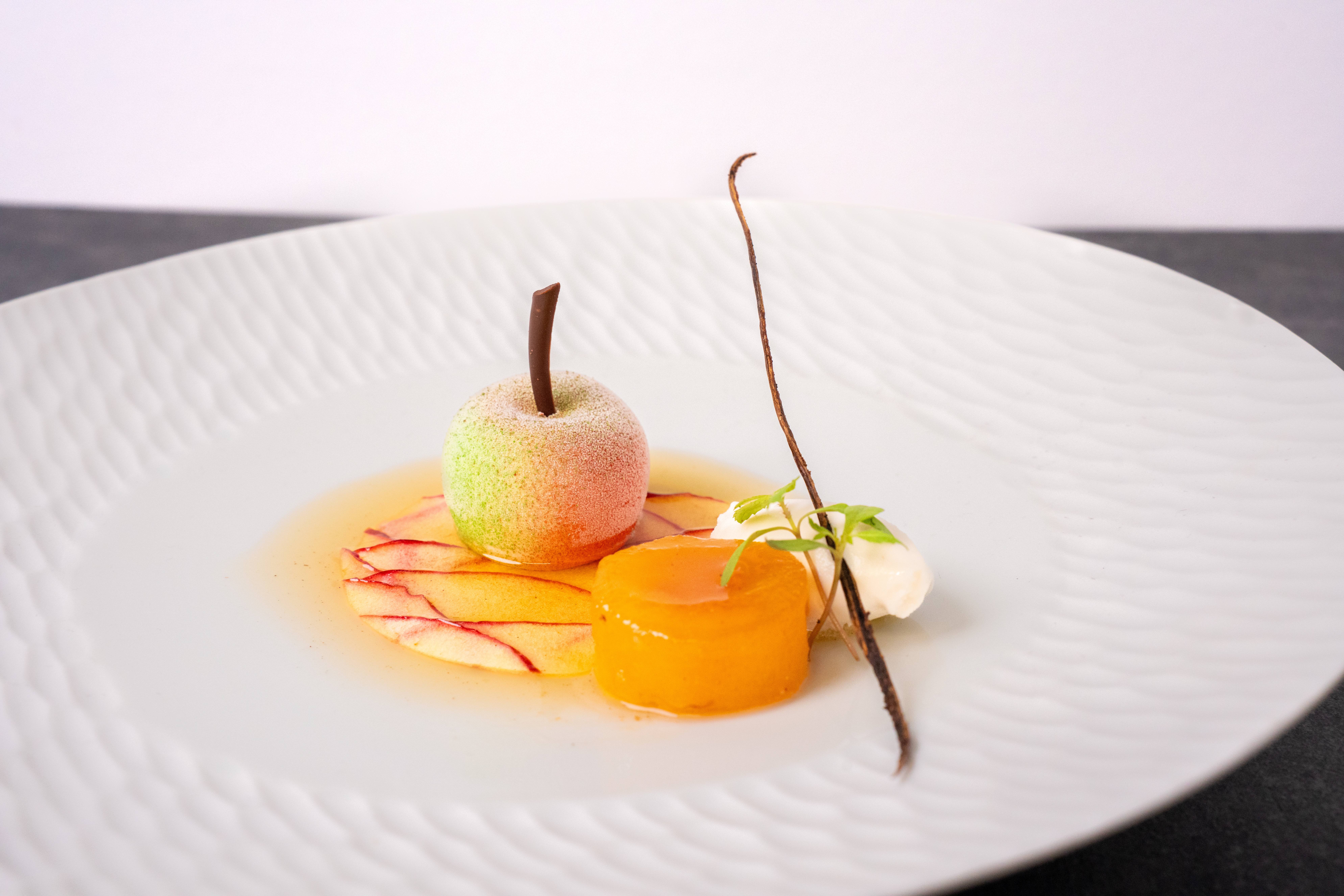 recipe image Fris appelschijfje met zwarte thee-ijs en gerookte vanille