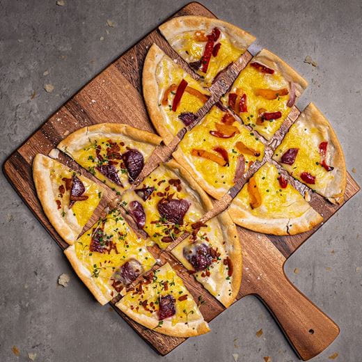 recipe image Feel Good Flammkuchen met bacon en ui